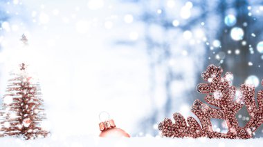 Kar tanesi arka planı. Noel ağacı, yeni yıl süslemelerinde altın toplar beyaz kış karında. Mutlu Noeller Noel kartı desenleri