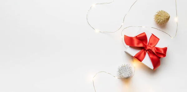 Regalo Navidad Regalo Blanco Con Lazo Rojo Bolas Oro Guirnalda —  Fotos de Stock