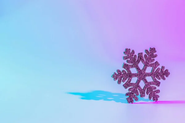 ネオンクリスマス冬の背景 最小限の抽象的なクリスマスの雪のフレーク 夜のピンクのグラデーションに休日の装飾雪 ハッピーニューイヤーコピースペース — ストック写真