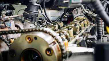 Araba servisi otomatiği. Garaj atölyesinde otomotiv tamiri. Mekanik motorlu araç taraması. Teknisyen bakımı