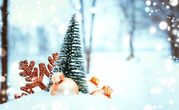 Zimowa Dekoracja Śniegiem Choinka Złote Kulki Nowym Roku Ozdoba Białym — Zdjęcie stockowe