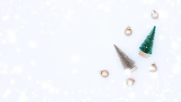 Zimní Sněhová Dekorace Vánoční Vánoční Stromek Zlaté Koule Novoroční Ornament — Stock fotografie