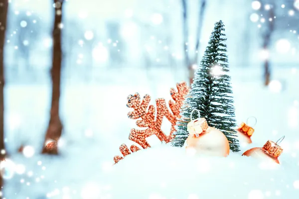 新年の飾り クリスマスの休日の木 白い冬の雪の上の新年の装飾の黄金のボール メリークリスマスカードのパターン — ストック写真