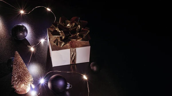 Composição Natal Caixa Presente Branco Com Fita Dourada Bolas Ano — Fotografia de Stock