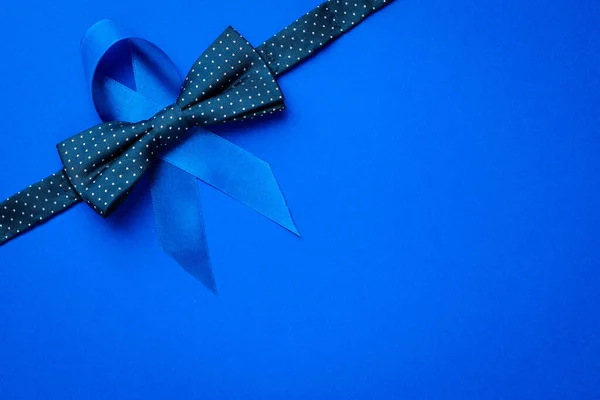 十一月 蓝色缎带 深蓝色背景的流行领带 11月对男性前列腺癌的认识 支助生活和生病的人 — 图库照片