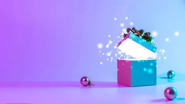 Neon Weihnachten Winter Hintergrund Offene Weihnachtsgeschenkschachtel Mit Lichterglanz Minimalistischer Baum — Stockfoto