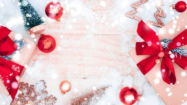 雪の木の背景 古い素朴な壁 白い冷凍雪のフレーク 黄金のボールとギフトボックス付きのクリスマスボード 冬の木製の装飾の背景 メリークリスマスの休日カードパターン — ストック写真