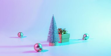 Neon, mutlu Noeller kış geçmişi. Asgari soyut ağaç, Xmas hediye kutusu. Neon gradyan arka planda tatili süsleyen değerli bir top. Yeni yıl afişi