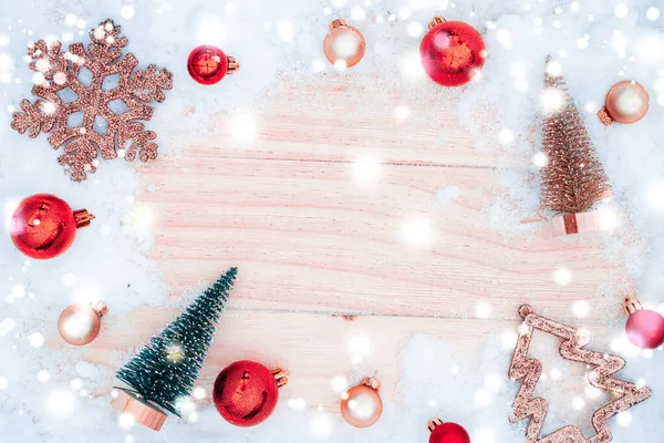 Xmasの背景テーブル 冬の木製の装飾の背景 古い素朴な壁 白い凍結雪 黄金のボールとギフトボックスとクリスマスボード 極小平面 — ストック写真