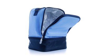 Daha havalı bir çanta. Beyaz arka planda izole edilmiş soğuk öğle yemeği için mavi kamp buzdolabı kutusu. Öğle yemeği teslimatı için soğutucu çantası, yolculuk