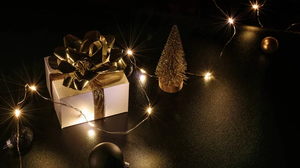 Composição Natal Caixa Presente Branco Com Fita Dourada Bolas Ano — Fotografia de Stock