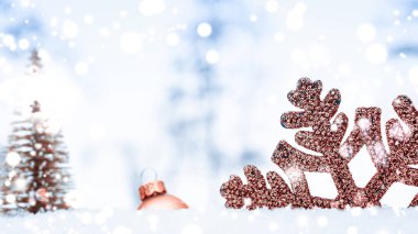Noel süsü karı. Altın toplarla mutlu yeni yıl süsü, xmas tatil ağacı. Beyaz kış arka planı. En az kar tanesi arkaplanı
