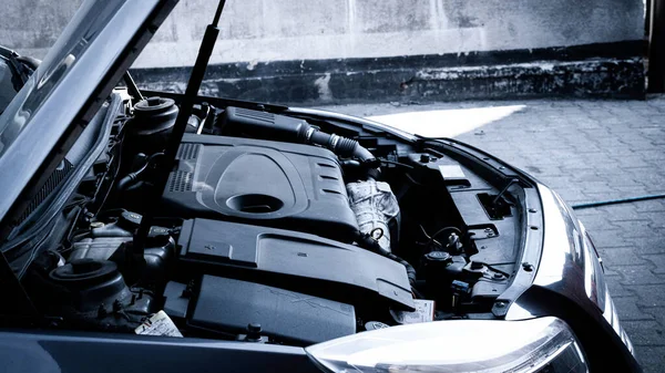 机械式发动机汽车服务 汽车诊断 修车厂的汽车修理工 技术员维护 — 图库照片