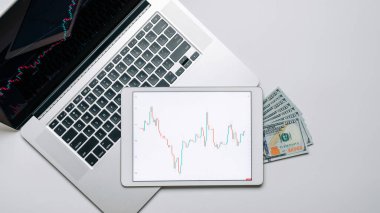 Küresel para birimi. Satmak, satın almak ve kâr payı istatistiklerini analiz etmek için mali başvuru. Dijital ekranda yatırım teknolojisi uygulaması. Yatırımcı geçmişini yatırım yap