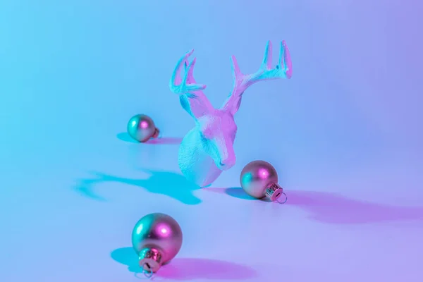 Vánoční Zvířecí Neon Zimní Pozadí Dovolená Dekorace Cetka Míč Neonovém — Stock fotografie