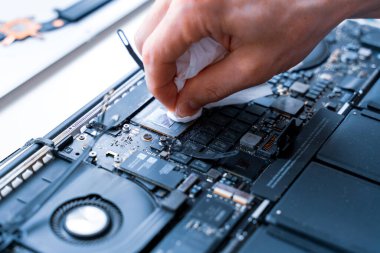 Bilgisayar tamircisi. Donanım geçmişinde dizüstü bilgisayarı olan bilgisayar teknisyeni servisi. Bakım mühendisi desteği. Elektronik teknoloji geliştirme kavramı