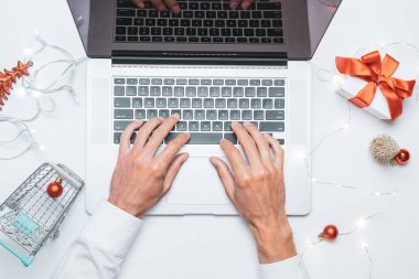 Xmas online alışveriş. Hediye kutusu kırmızı kurdele, tramvay ve dizüstü bilgisayar, düz bir internet alışveriş kompozisyonu. Noel mağazası, üst manzara.