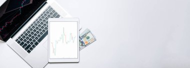 Kripto bitcoin. Dijital ekranda yatırım teknolojisi uygulaması. Satmak, satın almak ve kâr payı istatistiklerini analiz etmek için mali başvuru. Fiyat ilerlemesi düz pankart