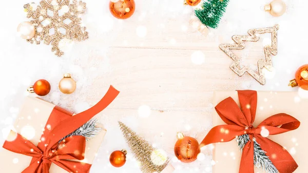 圣诞木雪 圣诞板与旧的乡村墙 白色冰冻的雪花 金球和礼品盒 冬季木制装饰背景 新年快乐影印空间 — 图库照片