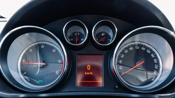 Hız Arkaplanı Hız Göstergesi Takometresi Olan Bir Araç Paneli Hızlı — Stok fotoğraf