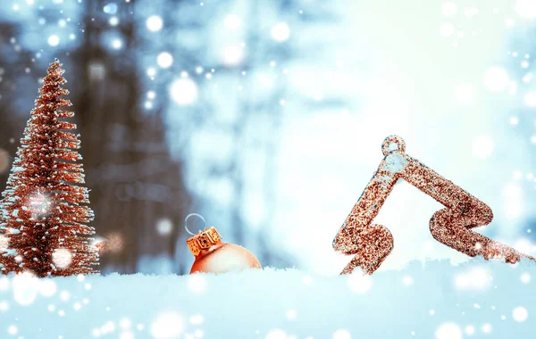 雪の玉 黄金のボール クリスマスの休日の木と幸せな新年の装飾 白い冬の雪の背景 コピースペース付きのトップビュー — ストック写真