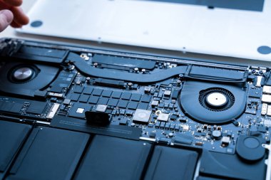 Bakım bilgisayarı. Tamir mühendisi desteği. Donanım geçmişinde dizüstü bilgisayarı olan bir bilgisayar teknisyeni servisi. Elektronik teknoloji geliştirme kavramı