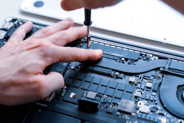 Bilgisayar kontrolleri. Tamir mühendisi desteği. Donanım geçmişinde dizüstü bilgisayarı olan bilgisayar teknisyeni servisi. Elektronik teknoloji geliştirme kavramı