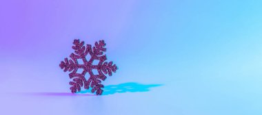 Neon Christmas kış geçmişi. Minimum soyut Xmas kar tanesi. Gece pembe renkte tatil süsü karı. Mutlu yıllar kopyalama alanı