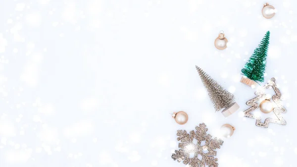 Schneeflockenhintergrund Weihnachtsbaum Goldene Kugeln Neujahrsschmuck Auf Weißem Winterschnee Frohe Weihnachten — Stockfoto