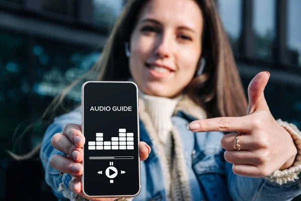 Audio Túra Online Alkalmazás Digitális Mobil Okostelefon Boldog Fiatal Diák — Stock Fotó