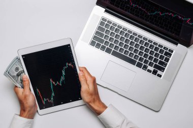 Ekonomik yenilik. Satmak, satın almak ve kâr payı istatistiklerini analiz etmek için mali başvuru. Dijital ekranda yatırım teknolojisi uygulaması. Modern kripto para birimi arkaplanı.