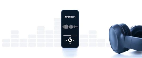 Podcast icoon. Audioapparatuur met microfoon, geluidskoptelefoon, podcast toepassing op mobiele smartphone scherm. Radio opname geluid stem op witte achtergrond. Omroepconcept voor mediamuziek. — Stockfoto