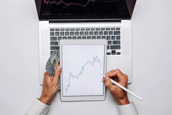 Finansal rapor. Satmak, satın almak ve kâr payı istatistiklerini analiz etmek için mali başvuru. Dijital ekranda yatırım teknolojisi uygulaması. İş başvurusu arkaplanı. — Stok fotoğraf