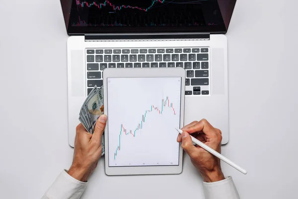 Relazione finanziaria. Domanda di finanziamento per vendere, acquistare e analizzare statistiche sui dividendi di profitto. Applicazione di tecnologia di business di investimento sullo schermo digitale. Domanda di lavoro. — Foto Stock