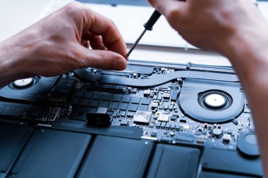 Bakım bilgisayarı. Tamir mühendisi desteği. Donanım geçmişinde dizüstü bilgisayarı olan bir bilgisayar teknisyeni servisi. Elektronik teknoloji geliştirme kavramı