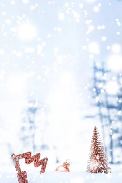 Świąteczny Śnieg Szczęśliwego Nowego Roku Ozdoba Złotymi Kulami Choinka Świąteczna — Zdjęcie stockowe