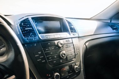 Araba kliması. Soğuk otomobil serinliği için araç havalandırması. Otomatik iklim durumu. Sıcak hava kontrol paneli