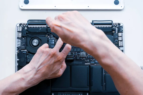 Computeronderhoud Technicus Reparatie Service Met Laptop Hardware Achtergrond Onderhoudsingenieur Ondersteuning — Stockfoto