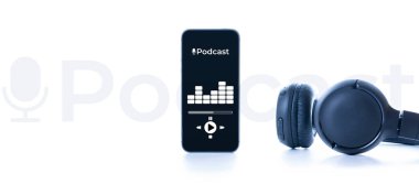Podcast ikonu. Mikrofonlu ses ekipmanları, ses kulaklıkları, cep telefonu ekranında podcast uygulaması. Beyaz arkaplandaki radyo kayıt sesi. Medya müzik konseptini yayınla