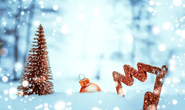 新年の飾り クリスマスの休日の木 白い冬の雪の上の新年の装飾の黄金のボール メリークリスマスカードのパターン — ストック写真