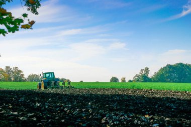 Traktör yeşili. Manzara arazisindeki tarım çiftliği makineleri. Ekin için tarım makinesi ekipmanları. Soya fasulyesi biçme konsepti