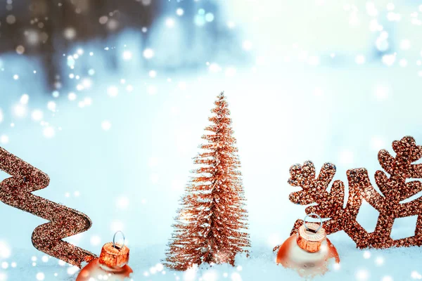クリスマスの装飾雪 黄金のボール クリスマスの休日の木と幸せな新年の飾り 白い冬の雪の背景 極小雪の背景 — ストック写真