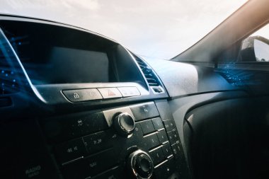 Araba kliması. Soğuk otomobil serinliği için araç havalandırması. Otomatik iklim durumu. Klima havalandırma sistemi