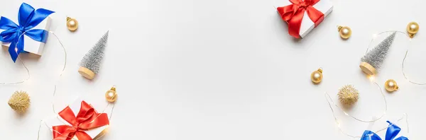 Праздник Зимний Красный Белая Подарочная Коробка Красной Лентой Новогодними Шарами — стоковое фото