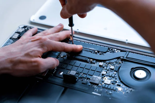 Reparatie Van Computer Technicus Service Met Laptop Hardware Technologie Achtergrond — Stockfoto