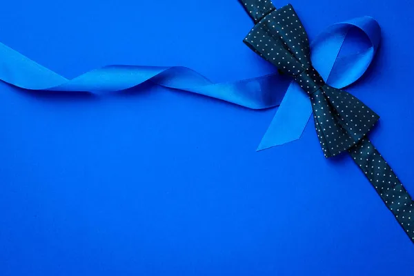 蓝丝带11月对男性前列腺癌的认识 蓝色缎带 深蓝色背景的流行领带 肿瘤学符号影响人类 复制空间 — 图库照片