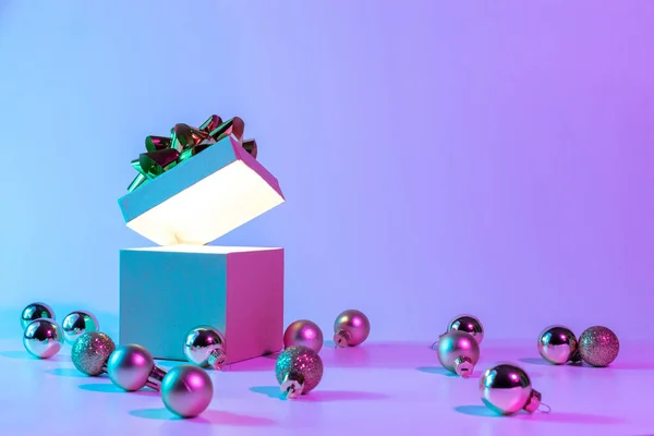 Neon Weihnachten Winter Hintergrund Offene Weihnachtsgeschenkschachtel Mit Lichterglanz Minimalistischer Baum — Stockfoto