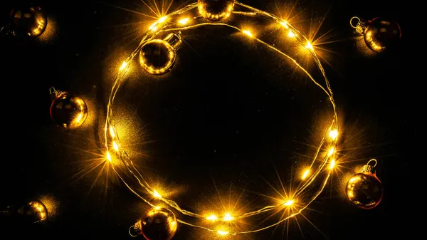 Vánoční Světla Vánoční Slavnostní Ozdoba Zlatou Věnec Dekorace Zlatá Žárovka — Stock fotografie