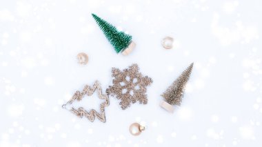 Noel süsü karı. Altın toplarla mutlu yeni yıl süsü, xmas tatil ağacı. Beyaz kış arka planı. Minimum düzlük