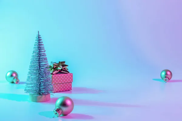 Weihnachtsbaum Neon Hintergrund Minimal Abstrakter Baum Weihnachtsgeschenkschachtel Weihnachtsdekoration Kugelball Auf — Stockfoto